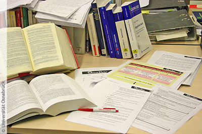 Ein Schönfelder und mehrere Lehrbücher auf einen Tisch